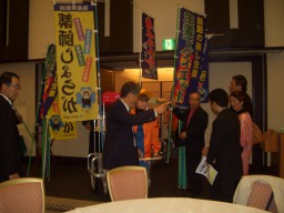 幟が雰囲気を盛り上げる